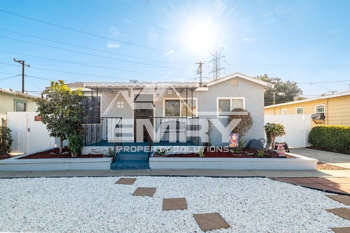 Foto principal - 3 bed 2 bath home for rent in Pico Rivera ...