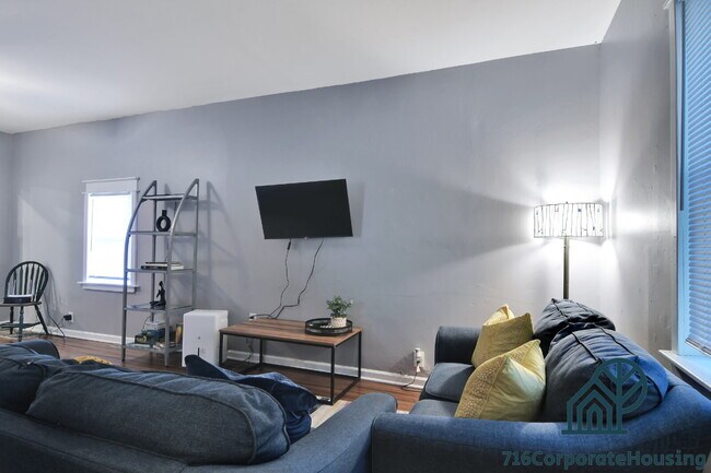 Foto del edificio - Furnished 3-Bedroom Carriage House on Bird Ave