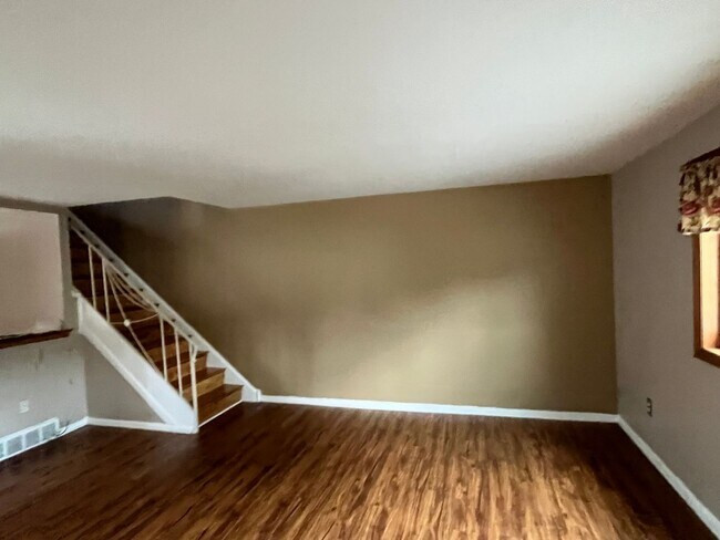 Foto del edificio - 124 Meadow Ln