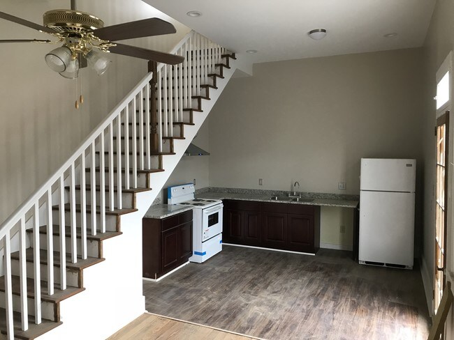 Large open kitchen - 1142 Marais St