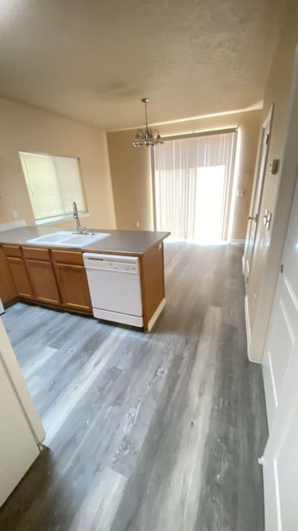 Building Photo - Townhome In A Great Location