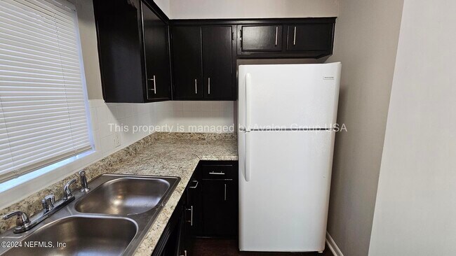 Foto del edificio - 7407 Centauri Rd