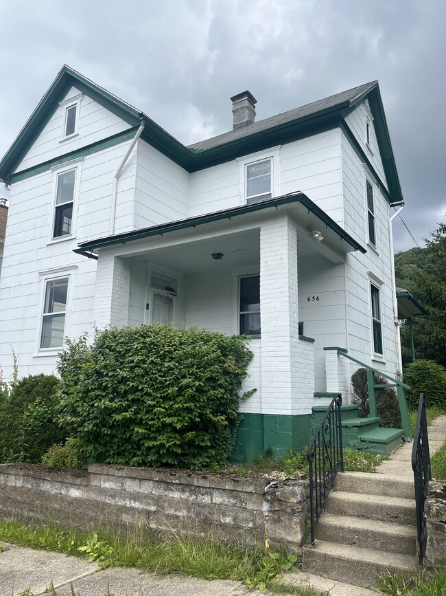 Building Photo - 636 Russell Ave