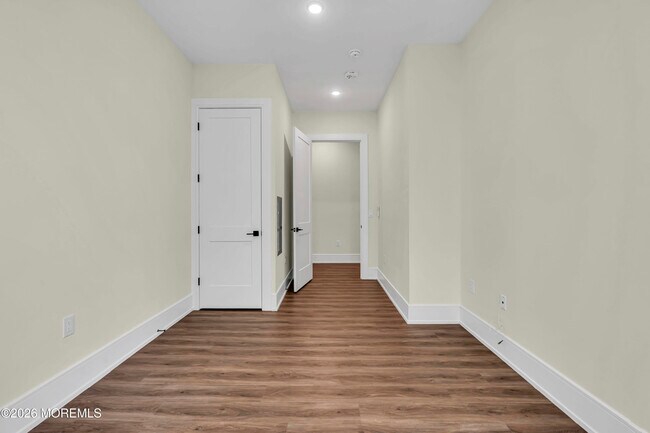 Foto del edificio - 527 Bangs Ave