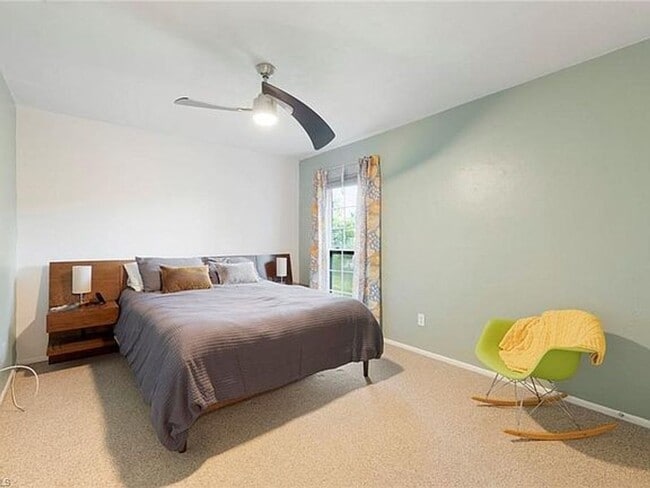 Building Photo - 2 Bedroom Condo with One Car Garage