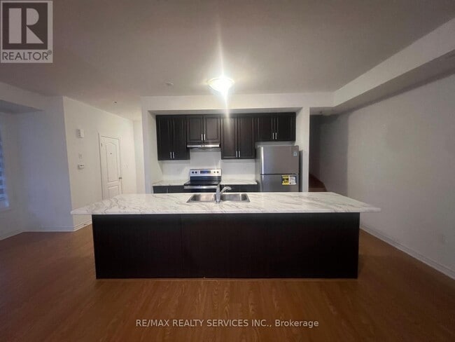 Photo du bâtiment - 4 Joseph Halbert Pl