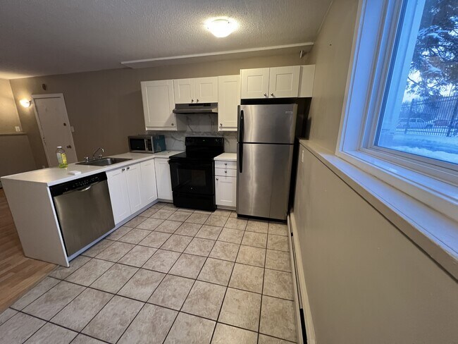 Photo du bâtiment - 12932-12118 118 Ave NW