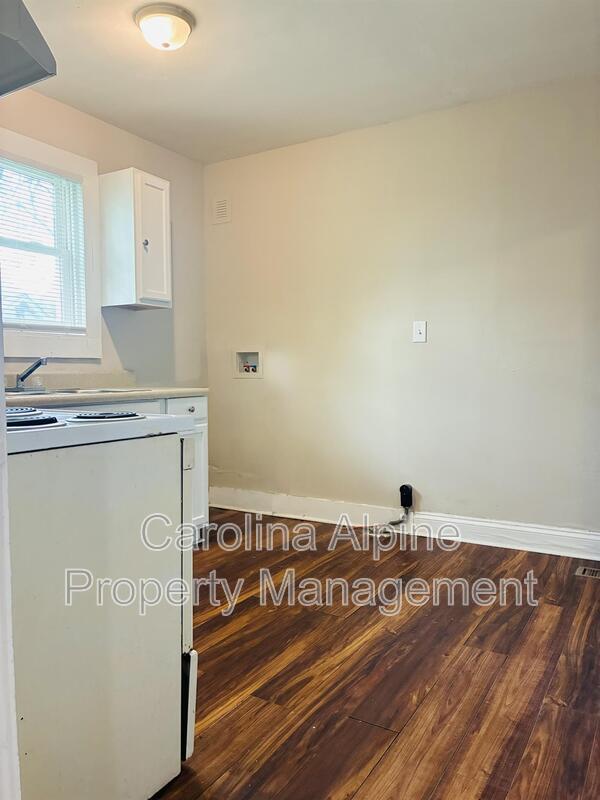 Building Photo - 606 S Ellis St