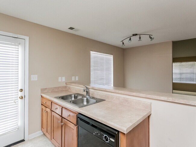 Foto del edificio - 7027 Maple Grove Rd