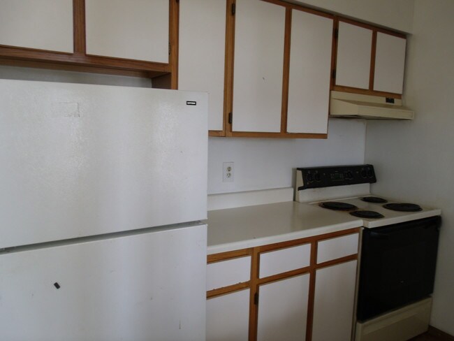 Building Photo - 590 Parkview Dr