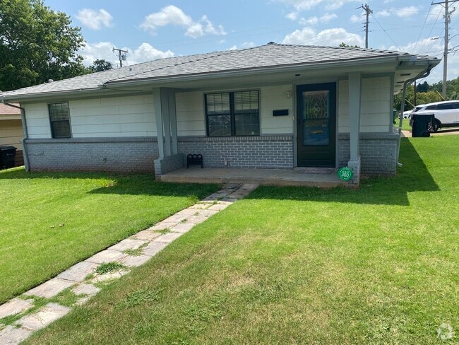 Building Photo - 1500 NE 33rd St