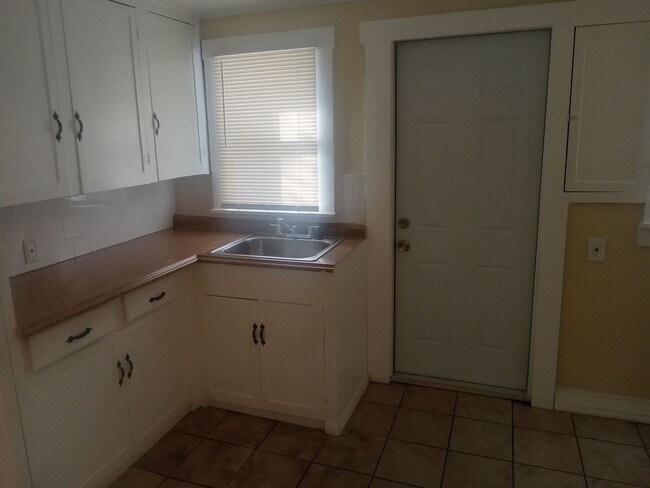 Building Photo - 2 bedroom  in St. Pete