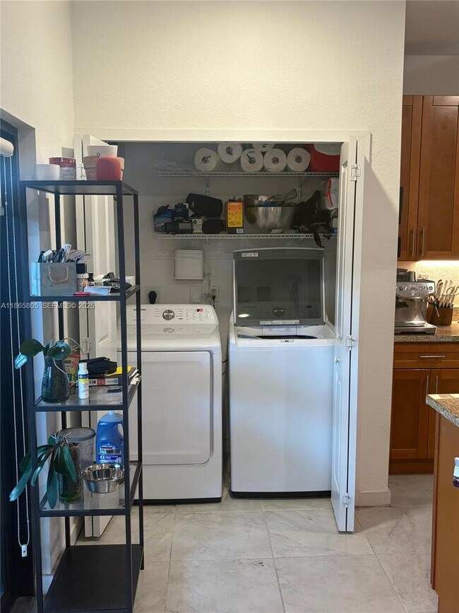 Foto del edificio - 13360 Tropical Ave