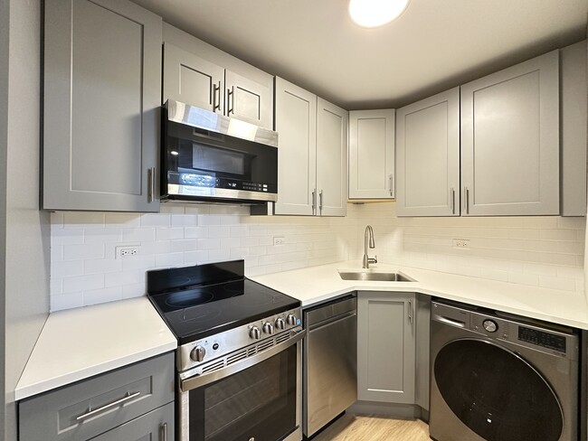 Building Photo - 1214 N La Salle Dr