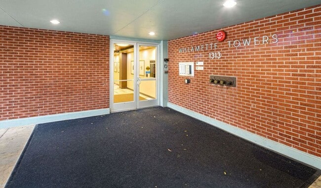 Building Photo - Upgraded 2 Bedroom 2 Bath Close to Downtow...