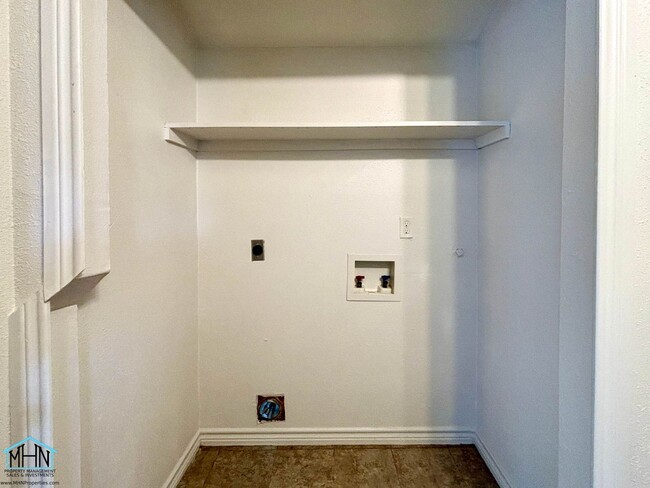 Building Photo - Charming and Convenient 2 bed/1 bath home,...