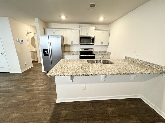 Foto del edificio - Charming 3-bedroom townhome ready to welcome a new family!
