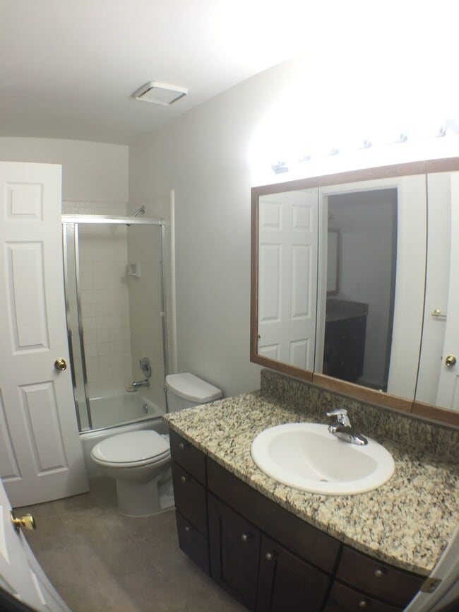 Main bath - 1349 S Main St