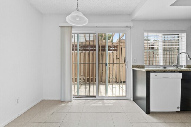 Foto del edificio - 1 Bedroom Townhouse With Hardwood Flooring...