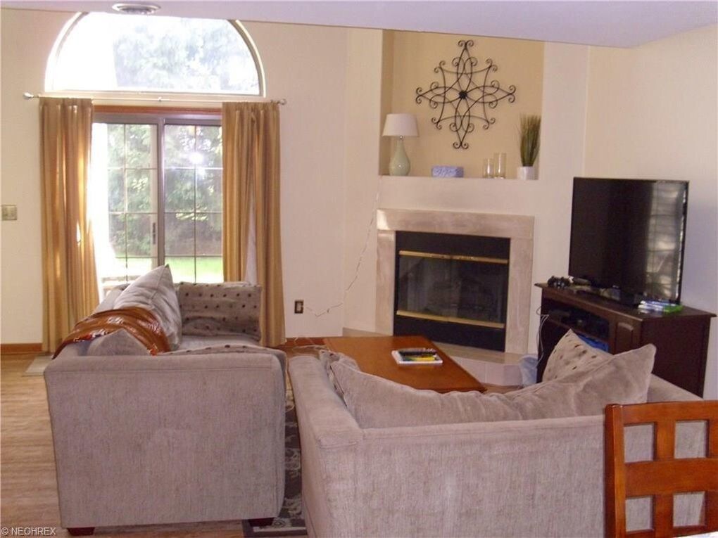 215 S Aspen Ct, Warren, OH 44484 Condo for Rent in Warren, OH