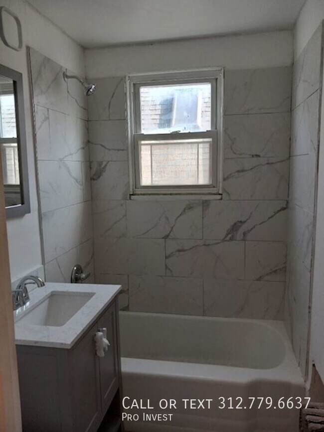 Building Photo - A Washington Park 3Bed | 2Bath