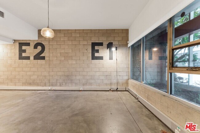 Foto del edificio - 6615 Melrose Ave