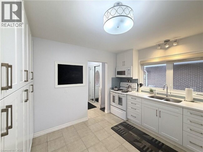 Building Photo - 15 Duncairn Ave