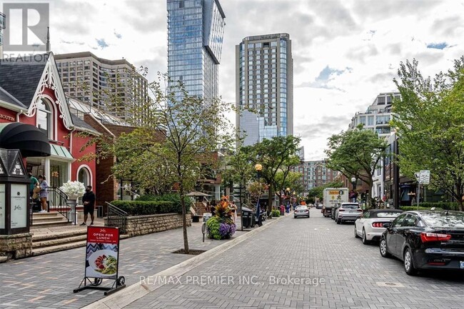 Photo du bâtiment - 155-155 Yorkville Ave