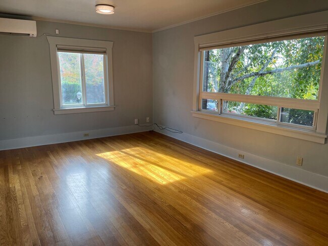 Foto del edificio - Charming Cottage in Eastlake!