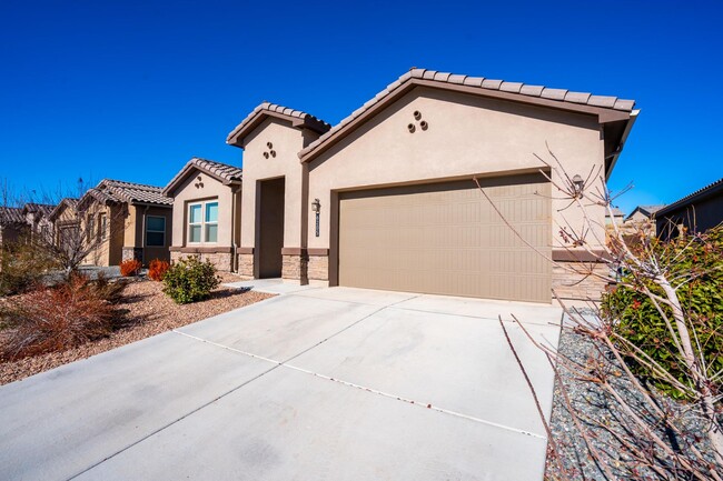 Building Photo - 3 Bedroom 2 Bathroom with 2 Car Garage