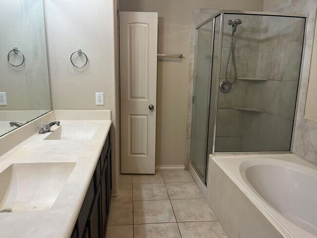 Foto del edificio - Spacious 4-Bedroom Family Home with Open F...