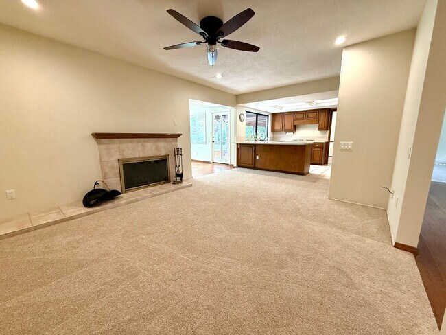 Foto del edificio - 3 Bedroom Home (PLUS OFFICE SPACE!!) in De...