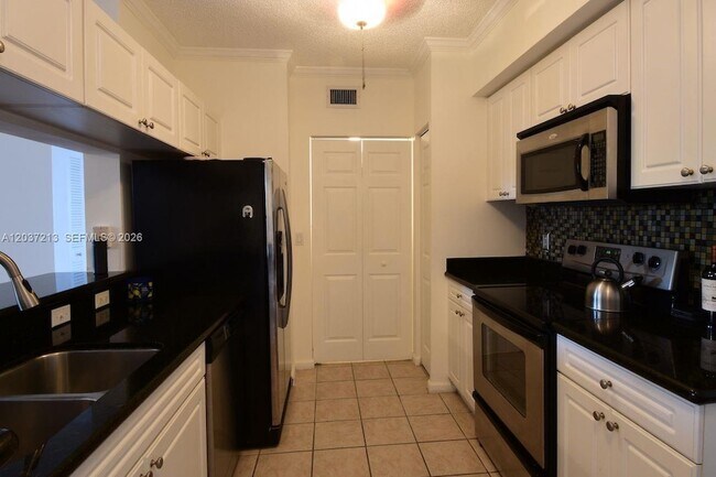 Foto del edificio - 17150 N Bay Rd