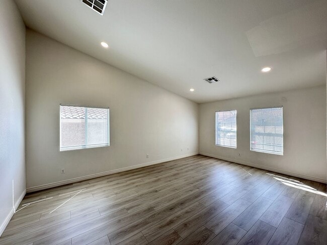 Building Photo - Oak Knoll