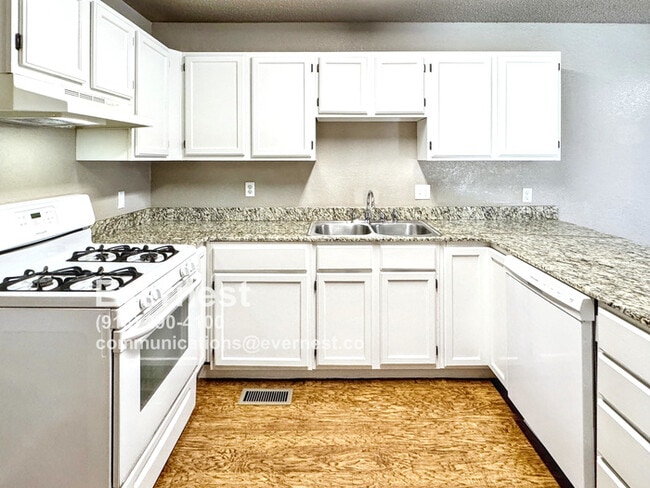 Building Photo - Comfortable 3-Bedroom Home with Prime Acce...