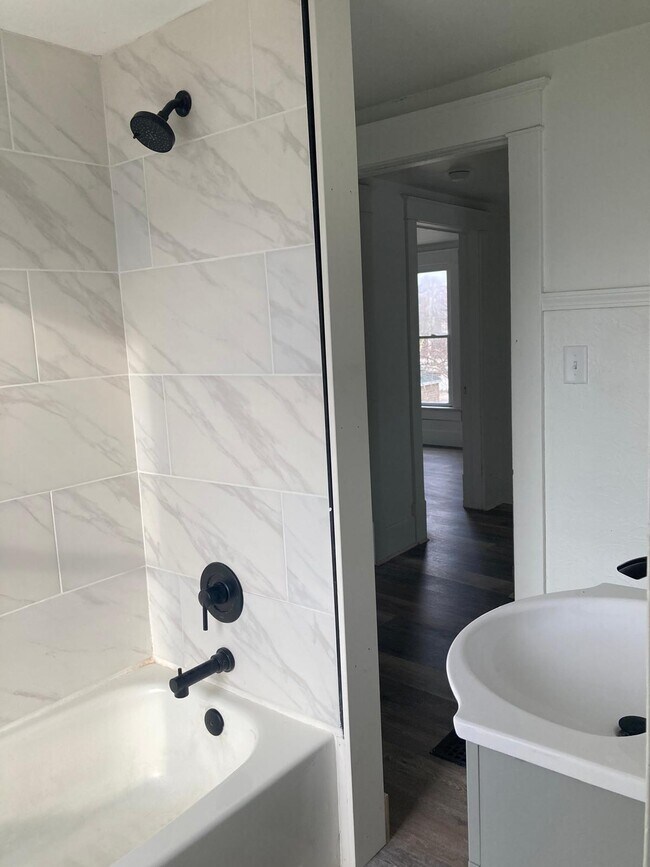 Baño (planta superior) - 838 N Metcalf St