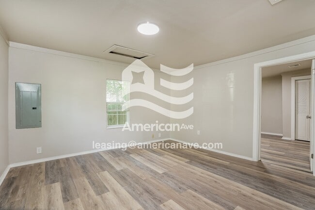 Building Photo - 910 N Franklin Ave