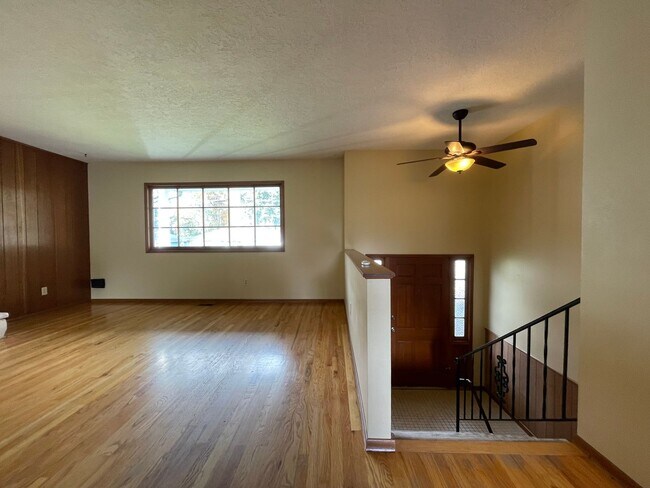 Building Photo - 3Bd/ 2.5Ba Home in Parkrose Heights Neighb...