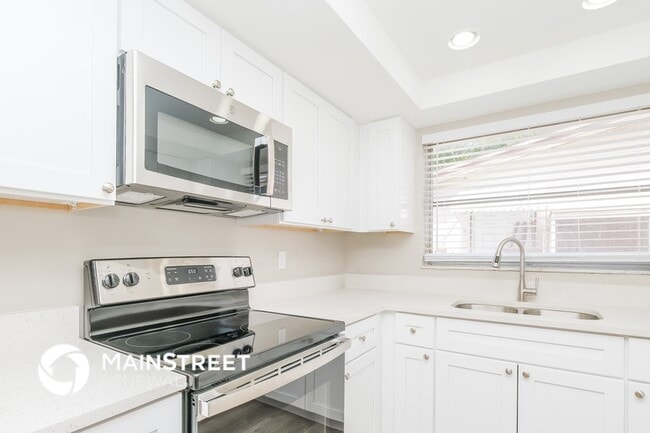 Building Photo - 5127 Reseda Dr