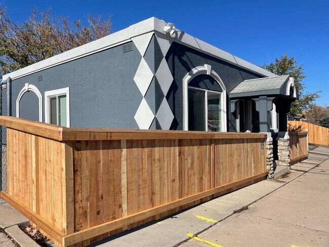 Foto del edificio - 3 Bedroom 2 Bathroom Home is Denver's West...