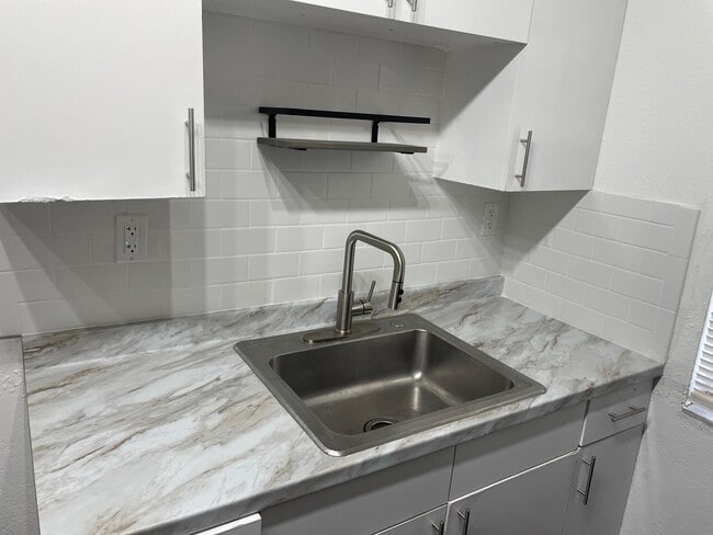 Building Photo - 1450 SW 8th Ct