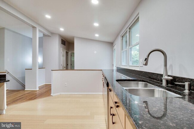 Foto del edificio - 6525 Byrnes Dr