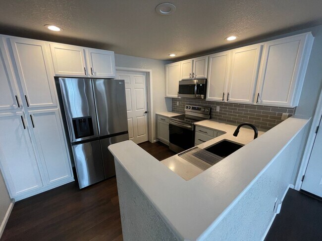 Foto del edificio - Spacious 2 Bed/2 Bath Ground-Level Condo i...