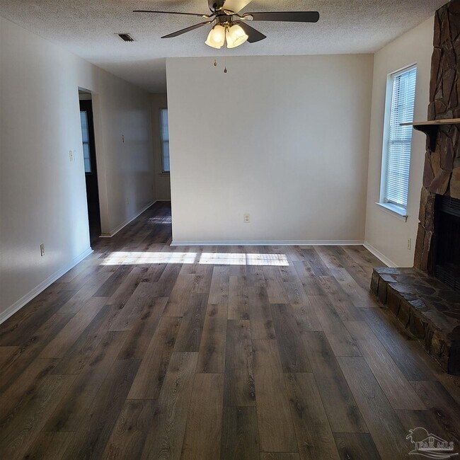 Foto del edificio - 7804 Deborah Dr