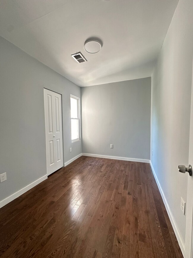 Building Photo - 736 S 15th St