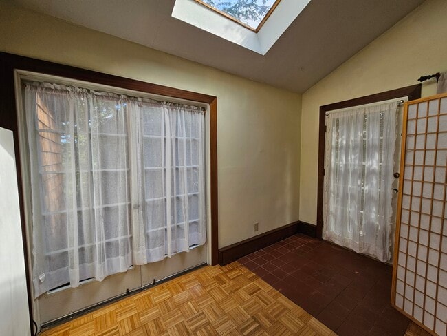 Building Photo - 549 Vistamont Ave