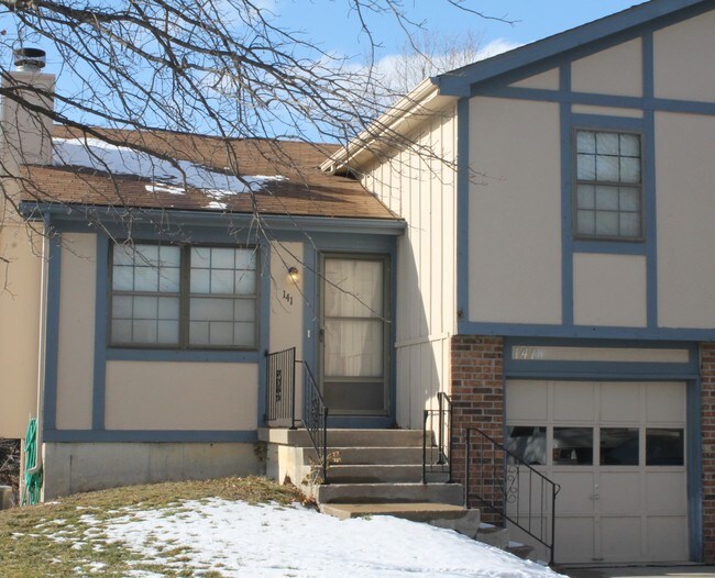 Building Photo - 111-117 N Saxony Dr