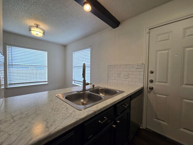 Foto del edificio - RENT REDUCTION - AVAILABLE NOW!