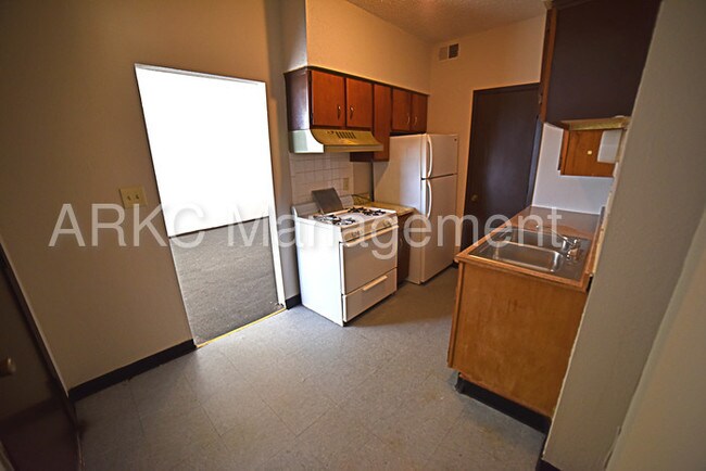 Building Photo - 3649 Paseo Blvd