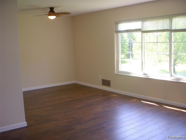 Building Photo - 670 E Fox Hills Dr
